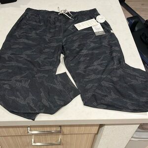 NWT vuori XL women’s performance joggers in black camo